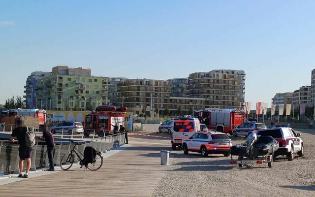Drei Feuerwehrtaucherinnen und -taucher suchten nach dem untergetauchten Schwimmer, dieser wurde dann in sieben Meter Tiefe gefunden. | Foto: DOKU-NÖ