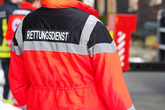 Da der mutmaßliche Dieb einen gesundheitlichen Notfall vortäuschte, wurden die Sanitäterinnen und Sanitäter des Samariterbunds gerufen. (Symbolfoto) | Foto: AdobeStock/Wellnhofer Designs