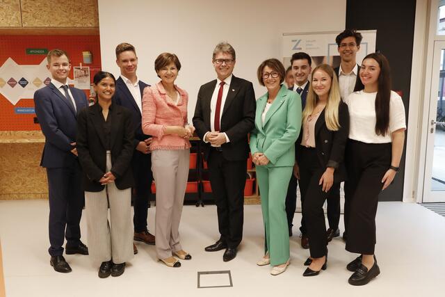 Die Lehrlinge der Raiffeisen Landesbank OÖ mit RLB– RLBOÖ-CMO Michaela Keplinger-Mitterlehner, Bildungsminister Martin Polaschek und z.l.ö.-Geschäftsführerin Monika Sandberger (Bildmitte).  | Foto: z.l.ö./Strobl