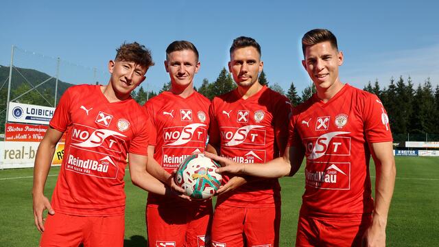 Mit Jonas Ellmauer, Alexander Peter, Christian Brandl und Michael Brandner (v. l. n. r.) verstärken vier neue Spieler die Union Mondsee.  | Foto: Helmut Klein