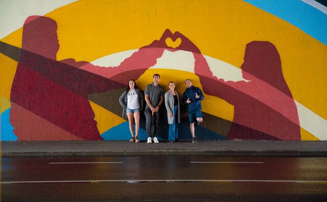 Das Kunstwerk basiert auf Motivvorschlägen der Schüler und Schülerinnen zum Thema "Freundschaft". | Foto: Stadt Salzburg/Rocio Escabosa