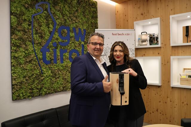 Klaus Mair (Geschützte Werkstätte) und Manuela Kamper waren in Vomp unterwegs. | Foto: Silberregion Karwendel