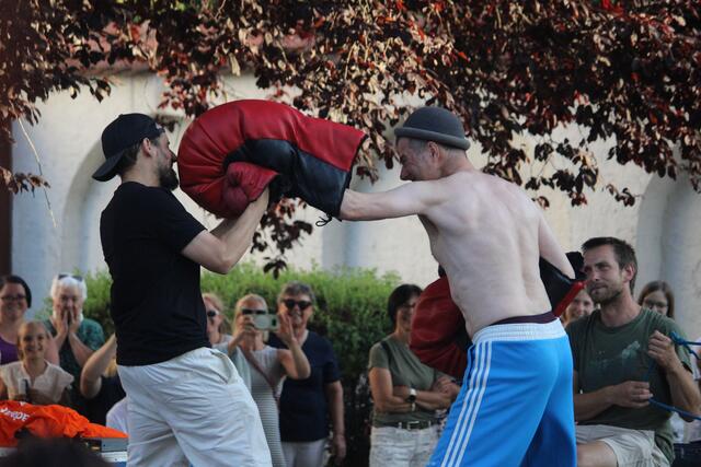 David gegen Goliat war auch beim La Strada Festival in Weiz zu sehen. | Foto: MeinBezirk/Hofmüller