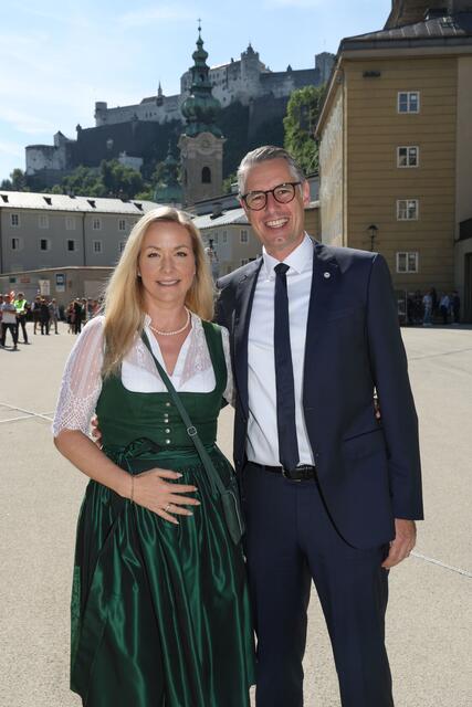 Im Dirndl und Klassisch: Dominik Engel (GF und Rektor der FH Salzburg) mit seiner Gattin.   | Foto: Franz Neumayr