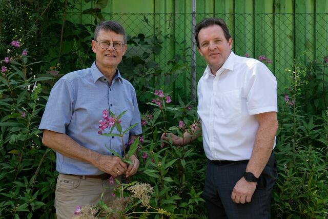 Bürgermeister Thomas Öfner (li.) und Naturschutzlandesrat René Zumtobel (re.) bei einem Lokalaugenschein.  | Foto: Marktgemeinde Zirl/Klickverliebt
