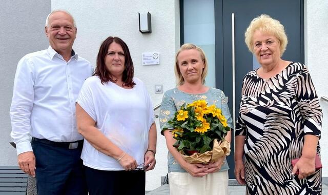 Psychologin Julia Lang (2. von rechts) bei der Eröffnung mit LAbg. Wolfgang Sodl, Vbgm. Sandra Kirisits und LAbg. Verena Dunst (von links). | Foto: Volkshilfe