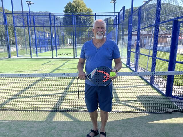 Kurt Wittmann spielt am Abend gerne einmal eine Partie Paddel Tennis. | Foto: Martina Schweller