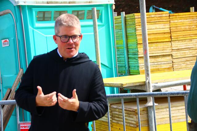 "Wir sind gute Nachbarn, da hilft man sich gegenseitig aus", meint Pater Virgil Steindlmüller zur Beteiligung des Stiftes St. Peter beim Schulneubau.  | Foto: Martin Schöndorfer, 2024
