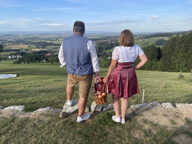 Genuss mit Aussicht am Karl-Lammerhuber-Blick in Biberbach, einem der vielen Picknick-Plätze im Bezirk.