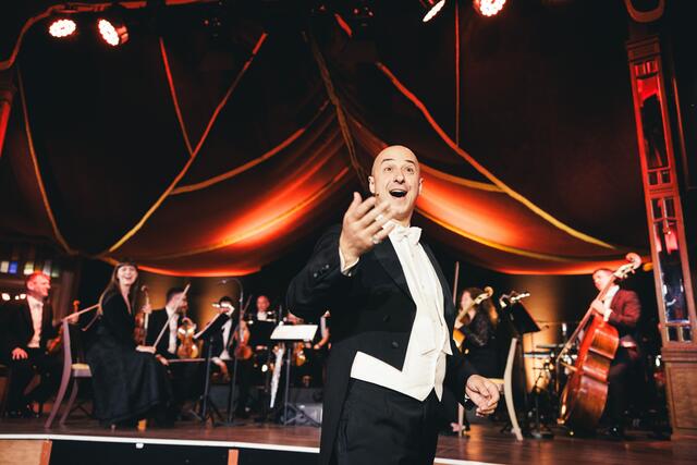 Die Johann Strauss Dinner Show bietet eine einzigartige Kombination aus Musik, Showeinlagen und Kulinarik. | Foto: Aaron Jiang