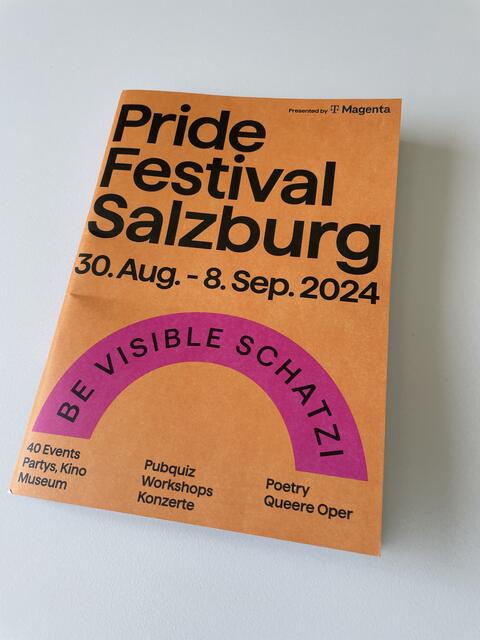 Zum Programm des Pride-Festivals gibt es ein eigenes Programmheft | Foto: Lisa Gold