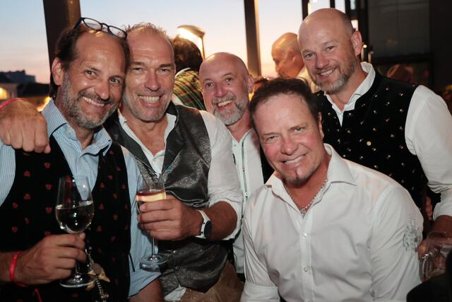 Ingo Mayer (Bauerngman), Michi Kummerer (MJK Sportmarketing GmbH), RegionalMedien-Kärnten-Prokurist Thomas Springer,  Michael Löschnig (Eishockeyverband Österreich) und Werner Kresse (Brau Union) | Foto: Dietmar Wajand