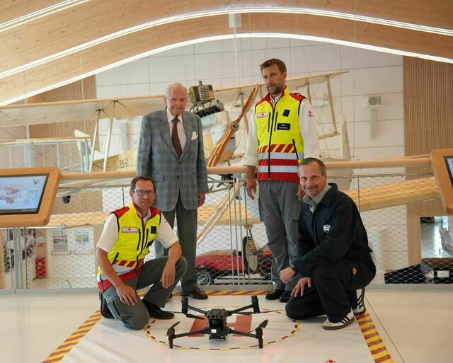 fahr(T)raum Mattsee ermöglicht Rotkreuz-Drohnenanschaffung. Im Bild v.l.: Stefan Herbst (Landesrettungskommandant), Ernst Piëch (Gründer fahr(t)raum Mattsee), Christian Laimer (RK Salzburg), Jakob Iglhauser (Geschäftsführer fahr(t)raum Mattsee) | Foto: Rotes Kreuz Salzburg
