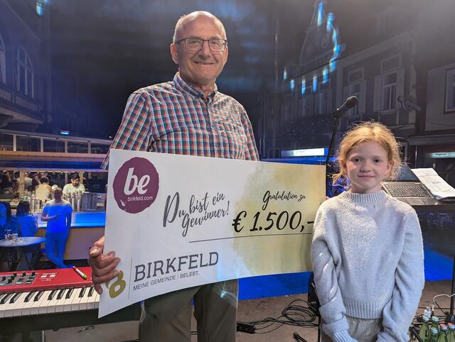 Der Gewinner des 2. Hauptpreises mit dem Glücksengerl.
 | Foto: @JoglArt