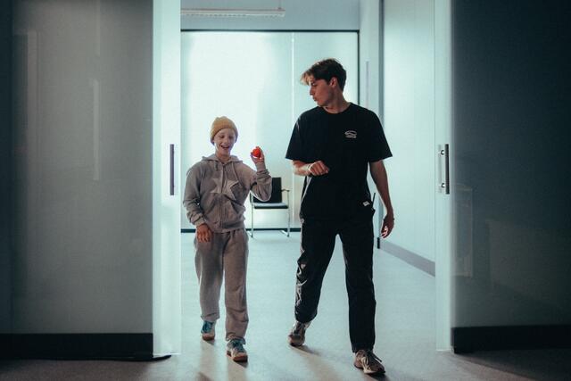 Livia Schober erkrankte als 14-Jährige an Krebs. Ihre Erfahrungen lässt sie in den Kurzfilm einfließen. Iola Herbst und Christoph Wanderer waren federführend bei der Produktion. | Foto: Livy