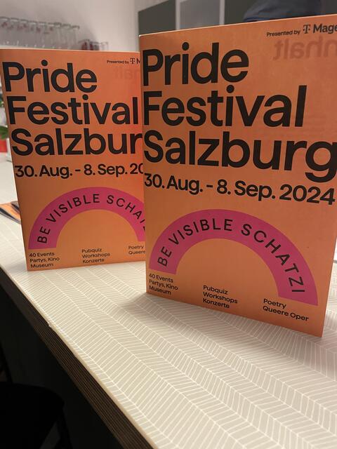 Zum Programm des Pride-Festivals gibt es ein eigenes Programmheft | Foto: Lisa Gold