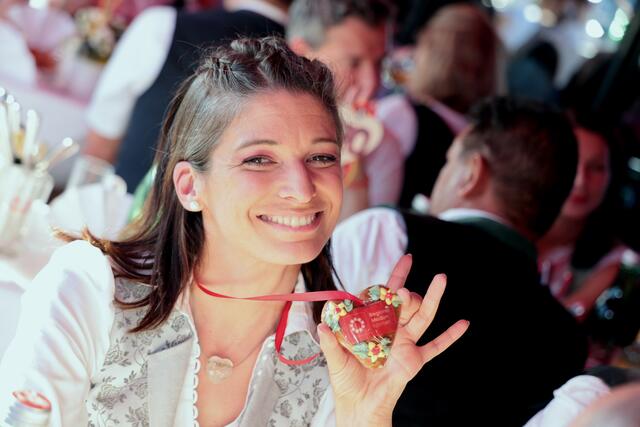 Die Gäste freuten sich über die RegionalMedien-Kärnten-Lebkuchen-Herzerln. | Foto: Dietmar Wajand