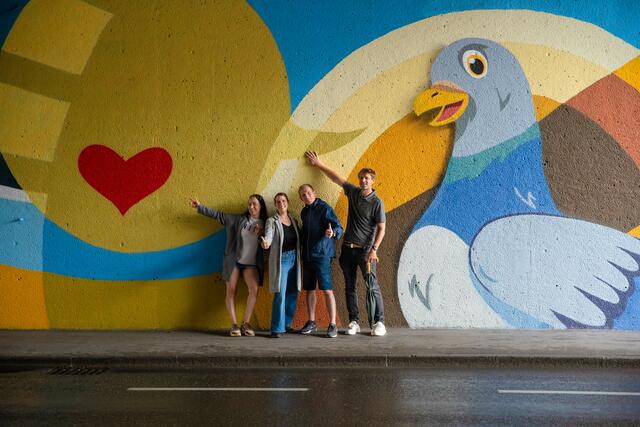 Das Kunstwerk basiert auf Motivvorschlägen der Schüler und Schülerinnen zum Thema "Freundschaft". | Foto: Stadt Salzburg/Rocio Escabosa