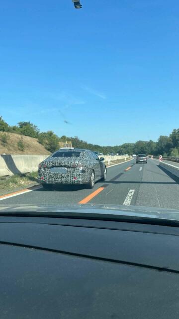 Auf der A22 in Niederösterreich wurde ein Erlkönig entdeckt. Es wird gerätselt, um welches Fahrzeug es sich handeln könnte. | Foto: Privat