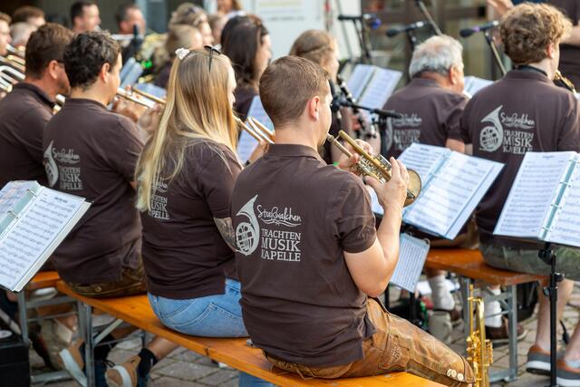 Der Samstag begann mit einem Dämmerschoppen der Trachtenmusikkapelle Straßwalchen. | Foto: Claudia Kaser
