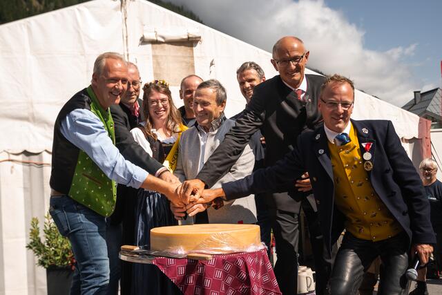 Auch heuer findet ein offizieller Käseanschnitt im Rahmen des Festes statt. | Foto: TVB Paznaun-Ischgl