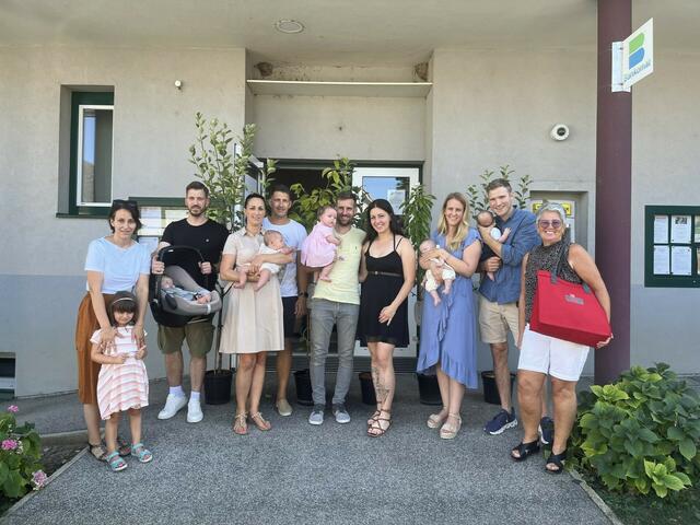 Bürgermeisterin Ulrike Kitzinger (r.) begrüßte die Jungfamilien im Gemeindeamt von Sigleß. | Foto: Sigleß