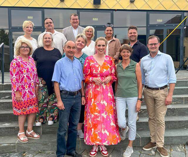 Bei herrlichem Wetter ließen es sich Landtagsabgeordnete Marlene Zeidler-Beck und viele Gemeinderätinnen und -räte nicht nehmen, ihre Lachmuskeln zu strapazieren.  | Foto: Gemeinde Brunn/Hoblik