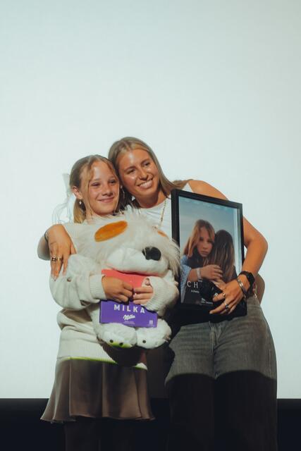 Livia Schober und die junge Darstellerin Iola Herbst, die das an Krebs erkrankte Kind spielt. | Foto: Livy