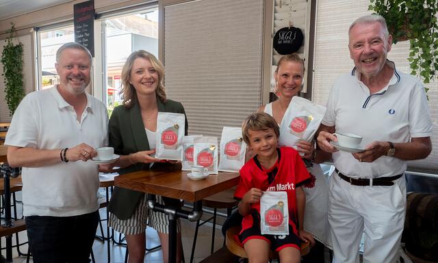Zweiter Vizebürgermeister LAbg. Rainer Spenger, Marie Grüner, Simone Pichler mit Sohn Max und Bürgermeister Klaus Schneeberger. | Foto: Stadt Wiener Neustadt/Maurer