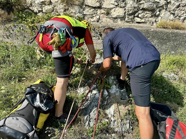 Er wurde von Mitgliedern der Bergrettung Bad Eisenkappel und zwei Alpinpolizisten unverletzt geborgen. | Foto: Bergrettung Bad Eisenkappel