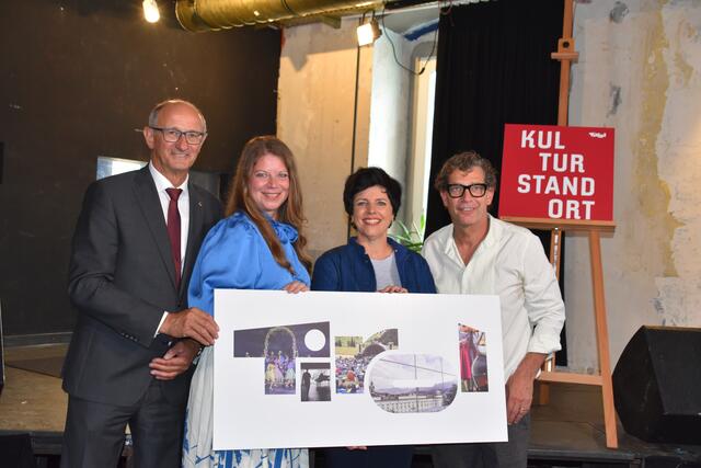 Gemeinsam für den Kulturstandort Tirol: (v.l.) Landeshauptmann Anton Mattle, Natascha Müllauer (Projektleitung Kultur.Land.Tirol), Karin Seiler (Mitglied der Geschäftsleitung der Lebensraum Tirol Gruppe) und Gregor Bloéb (Schauspieler und künstlerischer Leiter der Volksschauspiele Telfs).