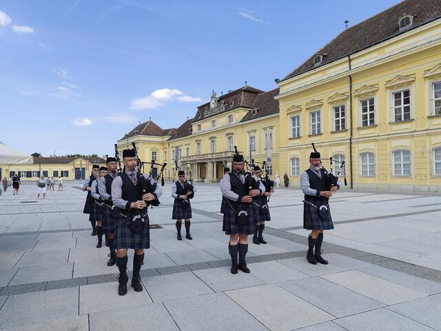 Vor dem Schloss erklang Dudelsackmusik | Foto: Thomas Valka