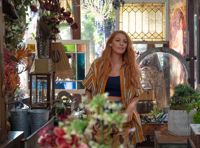 Die erste Verfilmung eines Romans von Colleen Hoover erzählt die mitreißende Geschichte von Lily Bloom (Blake Lively), einer Frau, die ihre traumatische Kindheit hinter sich lassen will, um in Boston ein neues Leben zu beginnen. | Foto: 2023 CTMG, Inc. All Rights Reserved. 