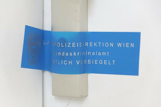 Eine tote Frau wurde in Wien Meidling aufgefunden. Die Wohnungstür wurde nach dem Leichenfund amtlich versiegelt. | Foto: Maximilian Spitzauer/MeinBezirk