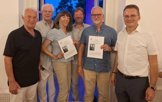 Das Siegerteam mit Präsident Hans Skarits (links) und Quizmoderator Kurt Altenburger (rechts)