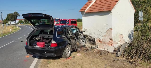 Auto gegen Kapelle: der Beifahrer erlag seinen schweren Verletzungen. | Foto: www.einsatzdoku.at