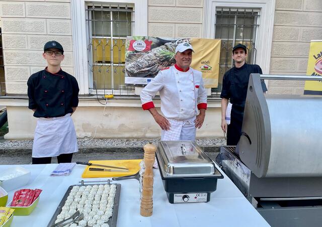 Grillmeister Arnold Wigoschnig (Küchenchef Schloss Krastowitz) grillte mit seinem Team zu 100 Prozent regional auf. | Foto: MeinBezirk.at