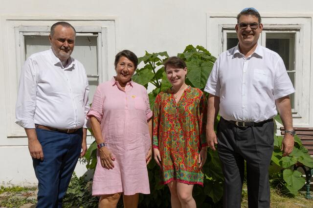(v.l.) Landeshauptmann Hans Peter Doskozil beim Besuch im Österreichischen Jüdischen Museum in Eisenstadt mit Claudia Prutscher, Vizepräsidentin der Israelitischen Kultusgemeinde (IKG) Wien und Präsidentin des Vereins „Österreichisches Jüdisches Museum in Eisenstadt“, Museums-Geschäftsführerin Esther Heiss und dem Präsidenten der Israelitischen Kultusgemeinde Wien, Oskar Deutsch. | Foto: Landesmedienservice Burgenland