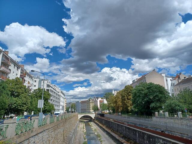 Der Freitag beschert Wien hohe Temperaturen, aber auch zahlreiche Wolkenfelder. | Foto: Lisa Kammann/MeinBezirk