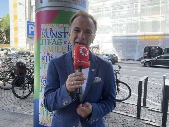 Bernhard Auinger, Bürgermeister der Stadt Salzburg, sieht die Kultlitfaßsäulen als Stärkung des Kulturstandorts Salzburg und motiviert alle jungen Salzburger Künstlerinnen und Künstler mutig und kreativ zu sein. | Foto: Carmen Kurcz