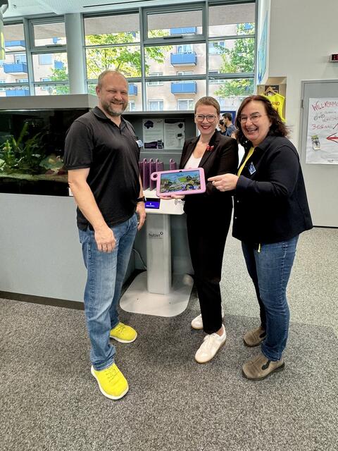 Markus Danner (Stv. Leitung, Digitale Bibliothek), Bildungsstadträtin Eva Schobesberger und Heike Merschitzka (Leitung Abteilung Stadtbibliothek) mit den Hublets. | Foto: Stadt Linz