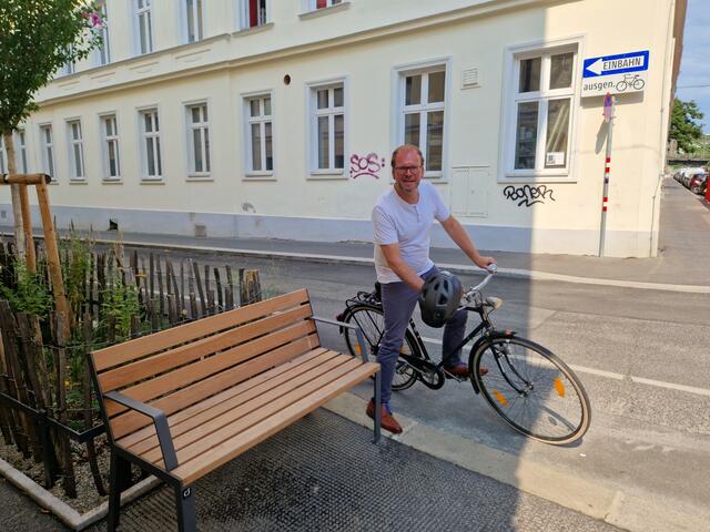 Bezirkschef Dietmar Baurecht (SPÖ) verweist auf alternative Radrouten während der Großbaustelle auf der Äußeren Mariahilfer Straße. | Foto: BV15