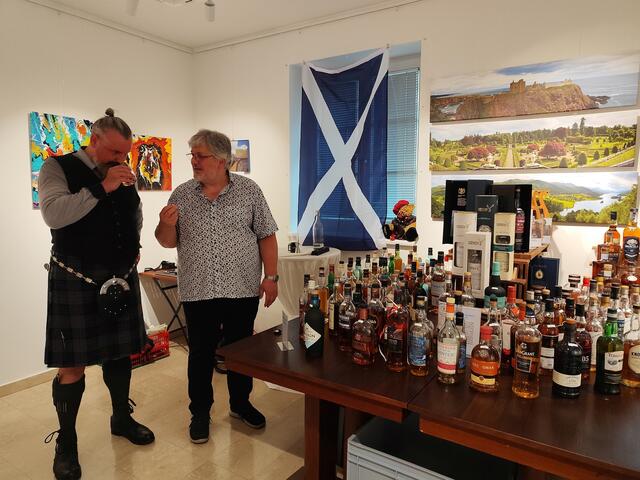Ein Piper verkostet die Produkte von Horst Weninger | Foto: Thomas Valka