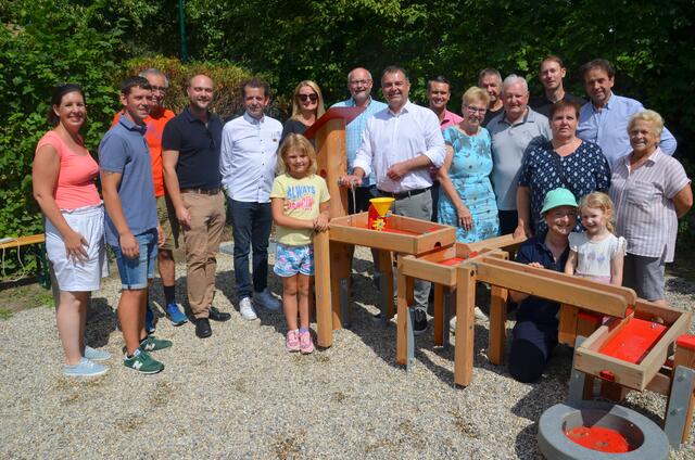 Die zahlreichen Kinder erfreuten sich besonders an der neu eröffneten Wasserspielanlage und labten sich mit kühlen Getränken, diversen Kuchen und Aufstrichbroten. Auch die Eltern und Großeltern nutzten die Abkühlung beim Trinkbrunnen. | Foto: Marktgemeinde Bisamberg