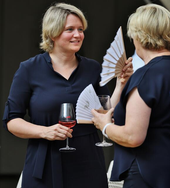 In Tagen wie diesen ein gefragtes Accessoire: ein Fächer bei den Gollinger Festspielen. | Foto: Maria Tiefenbacher-Schöndorfer, 2023