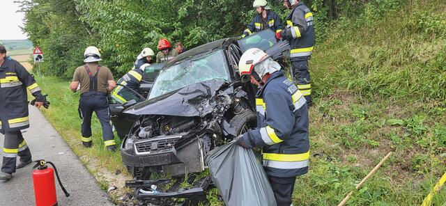 Die Feuerwehr war im nach dem Frontalzusammenstoß im Einsatz. | Foto: FF Kirchberg am Wagram