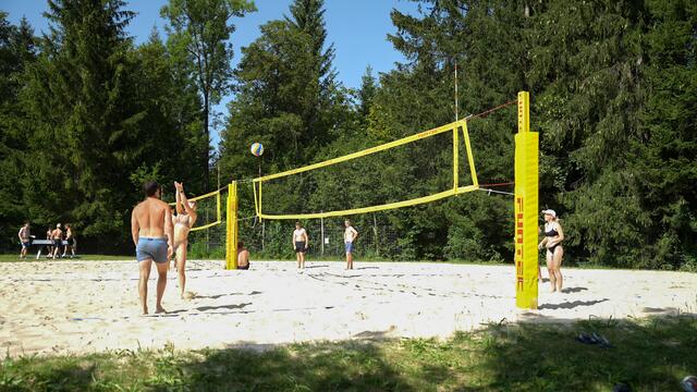 Eine Vielzahl an Freizeitaktivitäten laden die Gäste ins Waldbad in Anif. | Foto: Stefan Schubert
