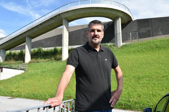 Clemens Franceschinel vor seinem Haus. Der Schönberger ist direkter Anrainer der A13 und stv. Obmann des Transitforum Austria und somit für die Asfinag ein unangenehmer Nachbar. | Foto: Kainz
