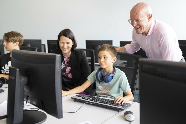 Barbara Thaler, Präsidentin der WK Tirol und Initiator Mario Eckmaier sind von der Programmiersprache der Schüler:innen beeindruckt. | Foto: © WK Tirol/ Gerhard Berger