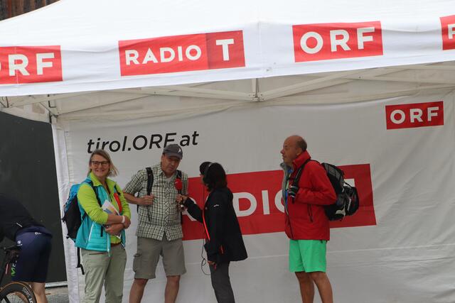 Moderatorin Brita Bauer begrüßte die großteils "wetterfesten" Gäste. | Foto: Seelos